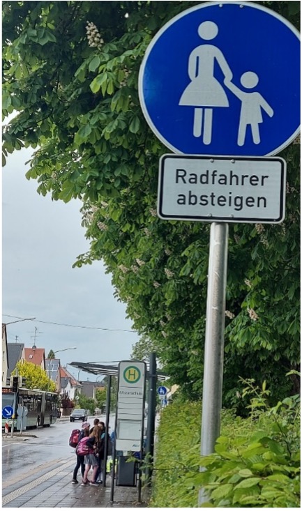 Radfahrer absteigen