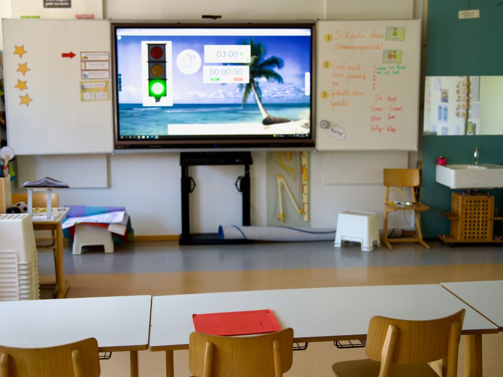 Ging man noch genau vor einem Jahr in ein Klassenzimmer der Mozartschule in Gersthofen, so empfing einen eine langvertraute Atmosphäre: eine grüne Tafel, ein Tageslichtprojektor und Kreidestaub in der Luft!